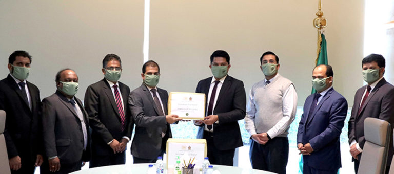 Embassy of Sri Lanka in Riyadh hands over ‘Ceylon Tea’ face masks for the LuLu Hyper Market staff